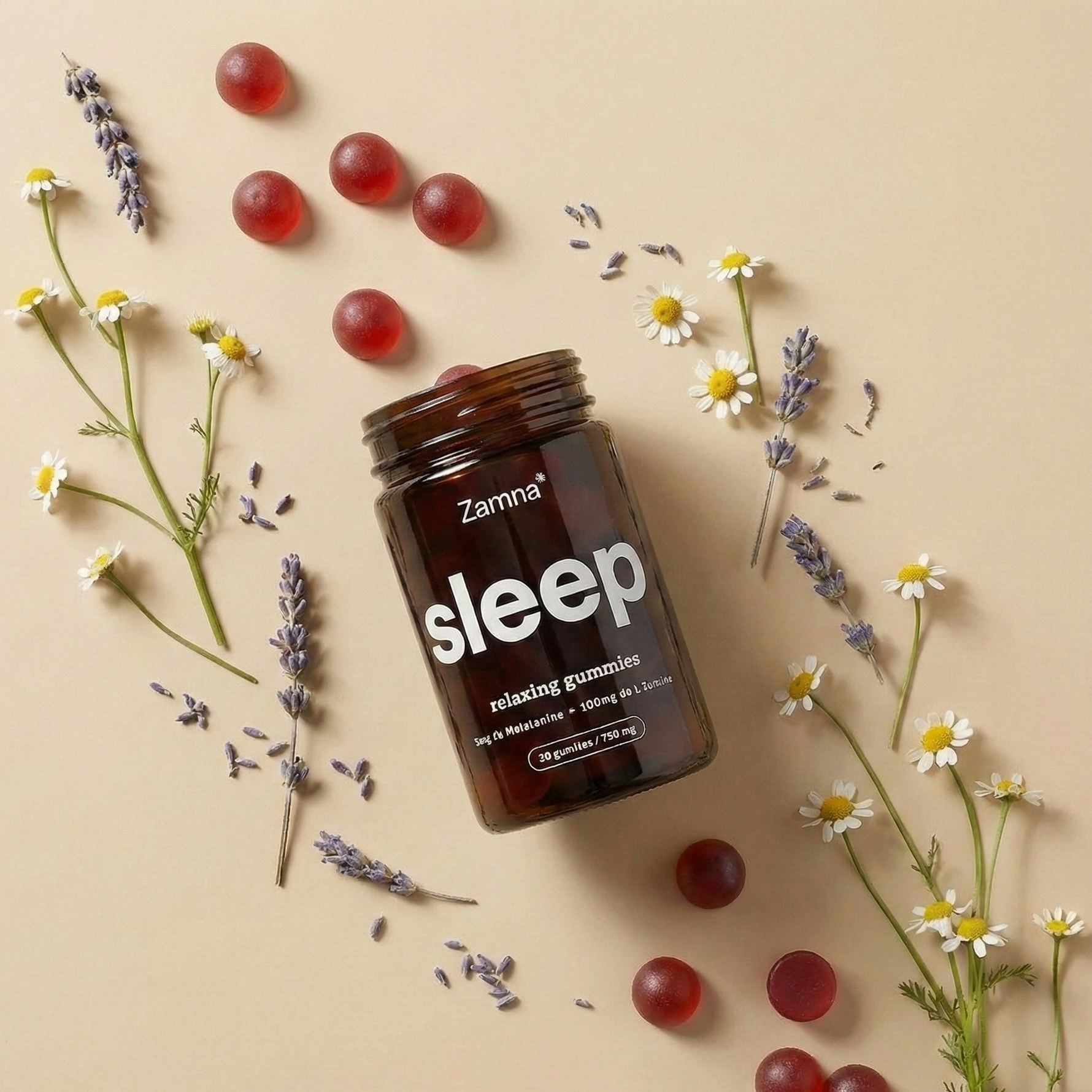 Vista superior de frasco de gomitas relajantes Zamna Sleep rodeado de ingredientes naturales como manzanilla, lavanda y gomitas rojas sobre fondo beige suave. Suplemento con 5mg de Melatonina y 100mg de L-Teanina para el insomnio.